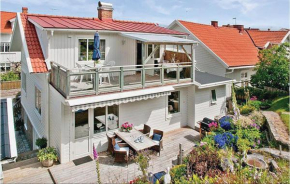 3 Bedroom Beautiful Apartment In Kungshamn, Kungshamn